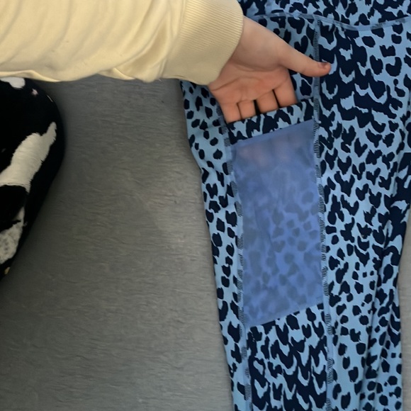 2 pairs of fabletics leggings - Picture 7 of 7